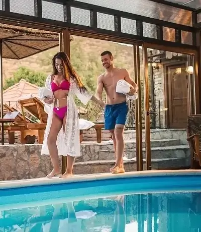 Gosti Etno Vila Kule uživaju u osveženju koji nudi naš bazen