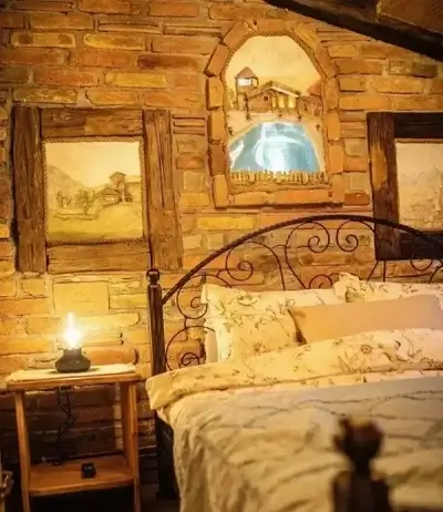 Krevet u spavaćoj sobi Etno Vila Kule